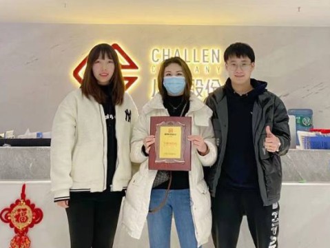 99年的田先生开年就来公司签约合作