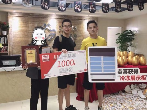 两位90后签约帽牌货冒菜加盟品牌