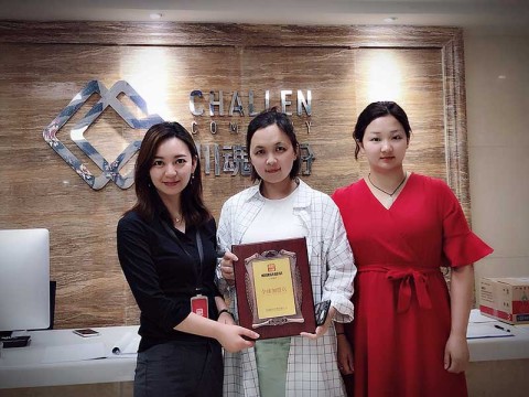 黄女士携闺蜜成功与帽牌货冒菜签约