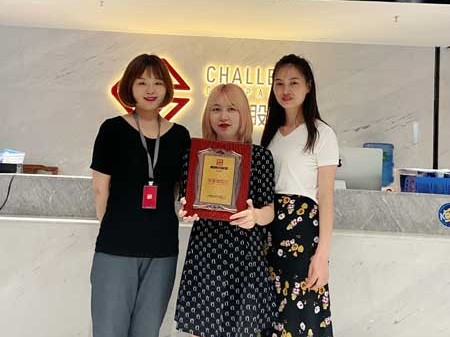 重庆的冉女士签约加盟帽牌货冒菜