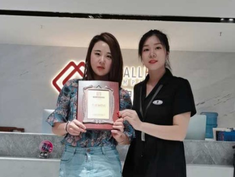 重庆的郑女士签约加盟帽牌货冒菜