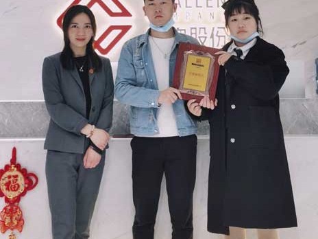 两位00后的小情侣签约加盟帽牌货冒菜