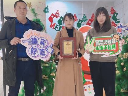四川的连女士签约加盟帽牌货冒菜