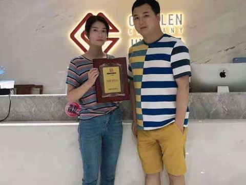 贵州陈女士签约加盟帽牌货冒菜