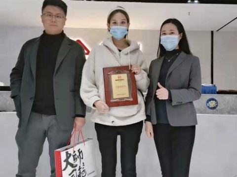 安徽的朱先生夫妇签约加盟帽牌货冒菜