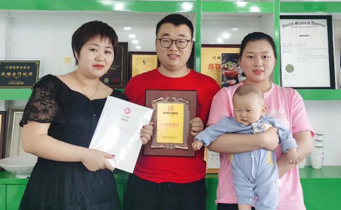 恭喜湖南的汤先生签约加盟帽牌货冒菜 恭喜湖南的汤先生签约加盟帽牌货冒菜
