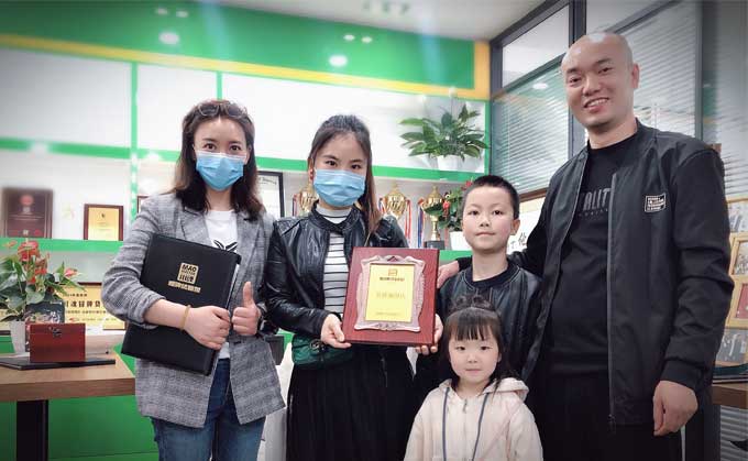 成都的袁哥签约帽牌货冒菜加盟品牌 成都的袁哥签约帽牌货冒菜加盟品牌
