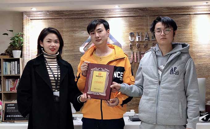 恭喜河南郑州的胡先生签约帽牌货冒菜加盟品牌 恭喜河南郑州的胡先生签约帽牌货冒菜加盟品牌