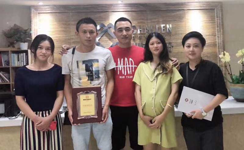 河南的张先生签约帽牌货冒菜加盟 河南的张先生签约帽牌货冒菜加盟