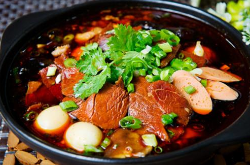 选对地点，冒菜店生意兴隆！